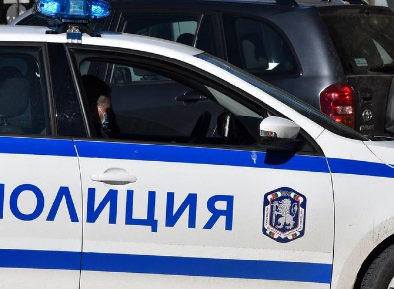 Двама биха съсед в блок, той извади пистолет и стреля!