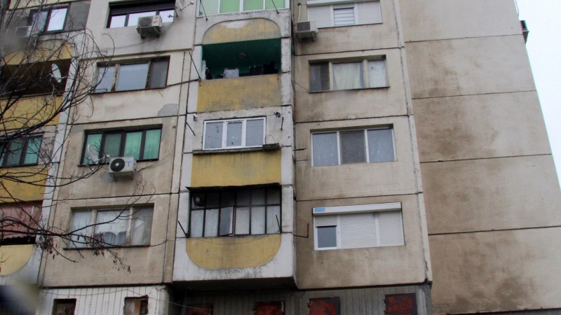 Майка и дъщеря скочиха от 7-я етаж. Паднаха на метри от дете