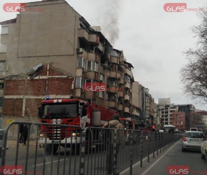 Пожарната потуши огъня в жилище в Пловдив, има нанесени щети СНИМКИ