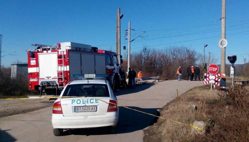 Влак блъсна кола на жп прелез