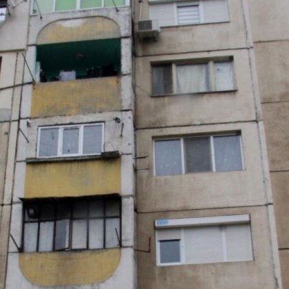 Без опело - погребаха самоубилите се майка и дъщеря