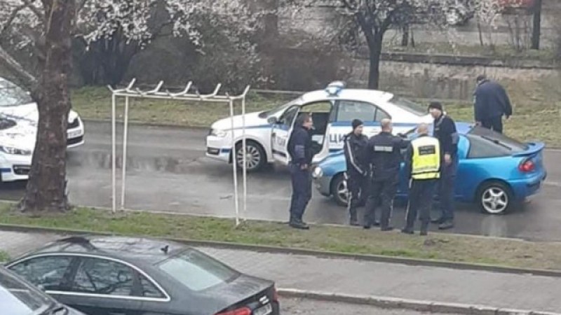 Гонка и стрелба в Казанлък: Шофьор бяга от полицаи в насрещното