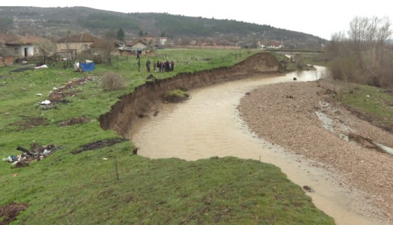 Плевенско село на крак и в страх: Ще се срути ли дигата на реката? СНИМКА