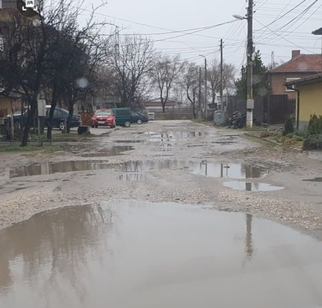 Отчаяние в Крумово: Улиците ни не са асфалтирани от 30 години! СНИМКИ