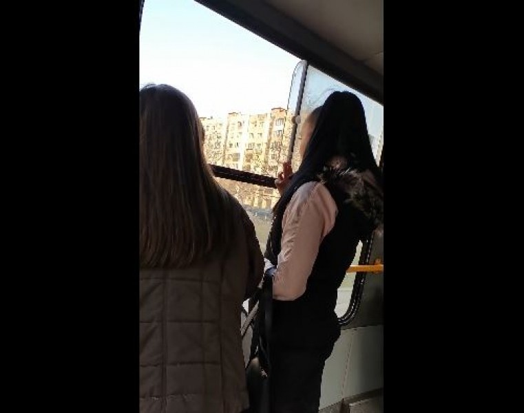Девойка запали цигара в градския транспорт, а за маска да не говорим! СНИМКИ