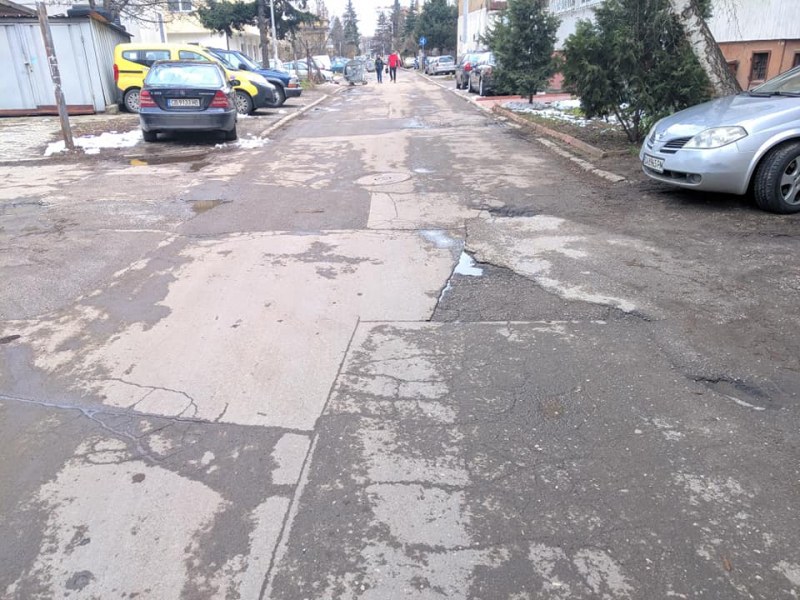 Лунен пейзаж в София: Хората си правят слалом между дупките