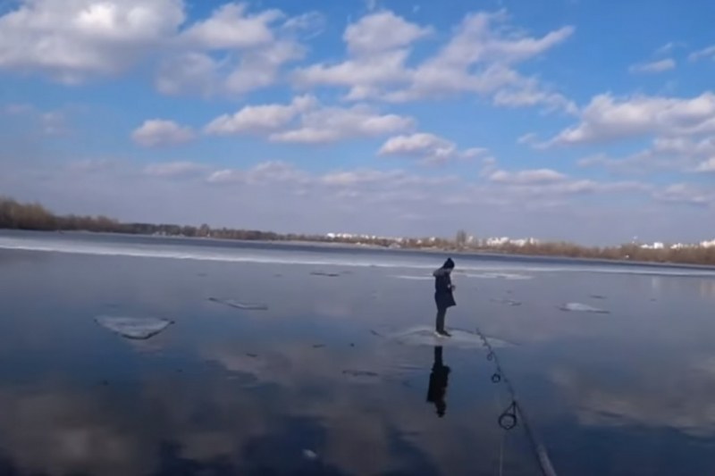 Спасението за едно дете, отнесено на леден къс в ледените води ВИДЕО