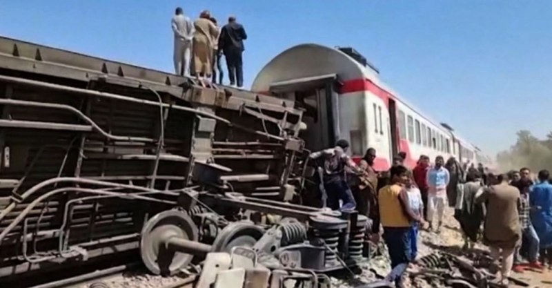 Два влака се блъснаха в Египет, има много жертви ВИДЕО