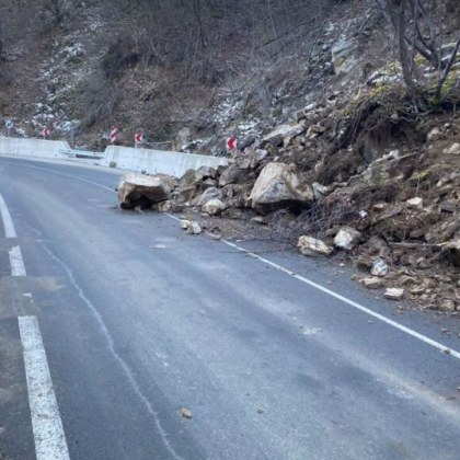 Срутище блокира част от път край Пловдив СНИМКИ