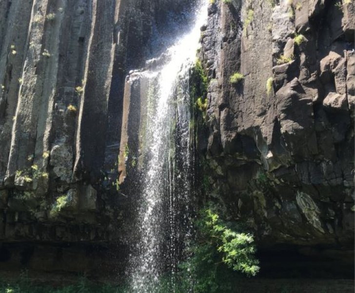 Вълшебен водопад радва туристи в Южна България СНИМКИ