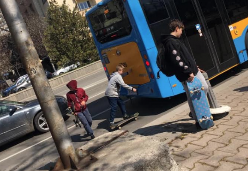 Деца с ново опасно забавление по улиците на София