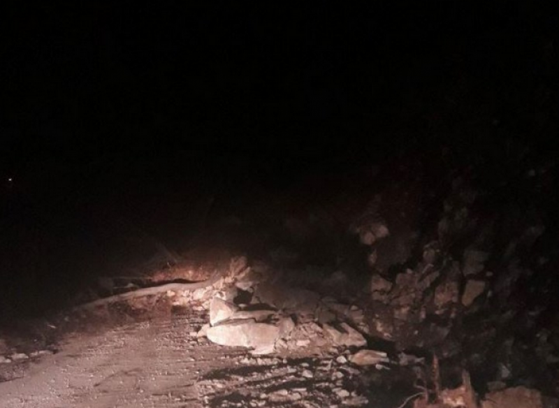 Срутване затруднява движението в Прохода на Републиката*