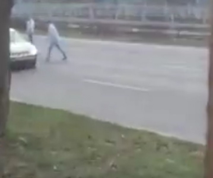 Младежи спират и ритат коли в София. Изглеждат неадекватни ВИДЕО