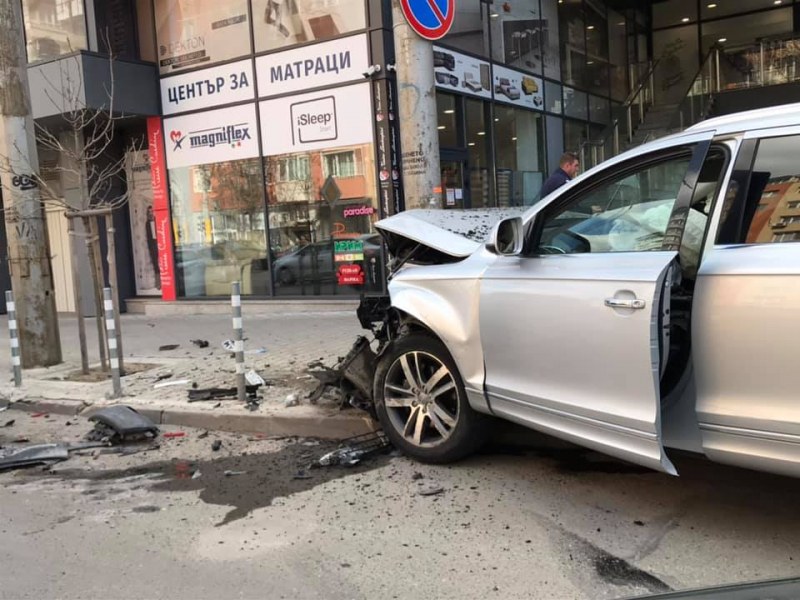 Страшна катастрофа с 3 джипа в центъра на София СНИМКИ