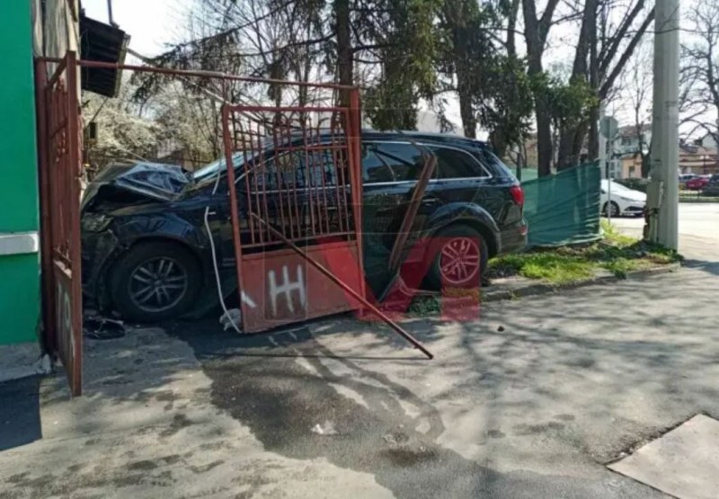 Джип се вряза в къща на кръстовище СНИМКА