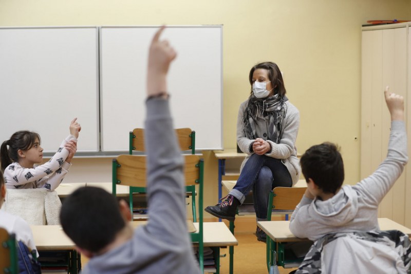 Учители и родители скочиха: Вирусът е извън контрол, а искате децата в клас?