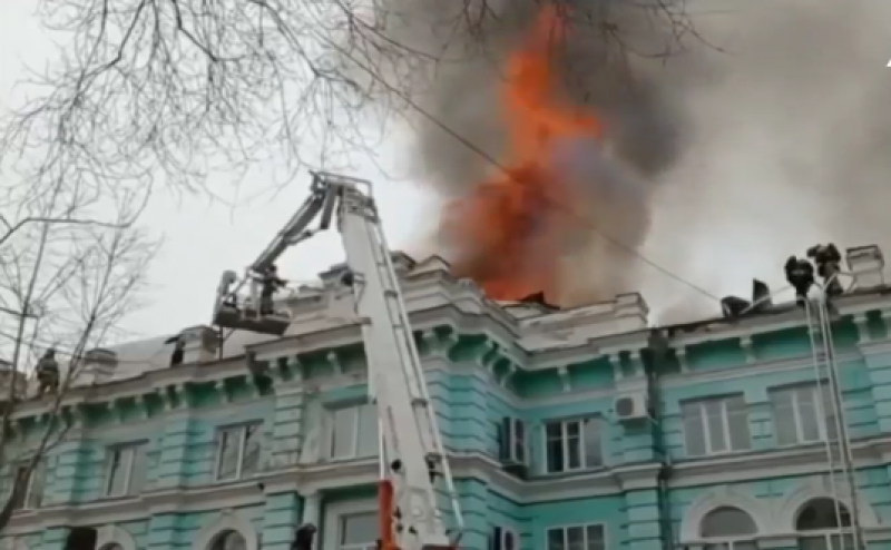 Лекари завършиха операция въпреки бушуващия в болницата пожар