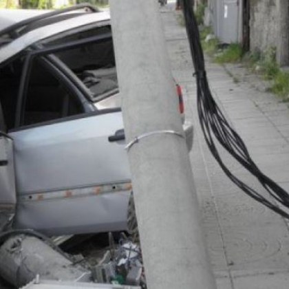 Служител на фирма отнесе 10 стълба с камион, остави хора без ток