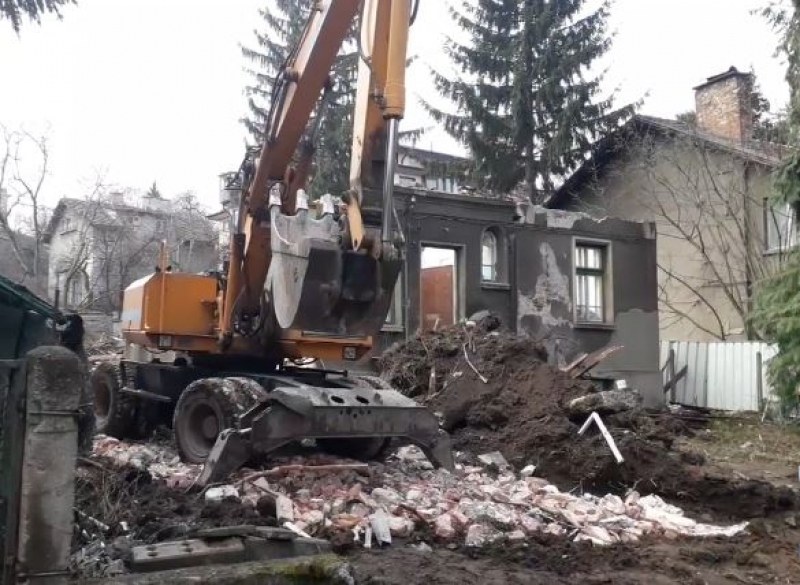 Събориха къщата на писателя Димитър Димов