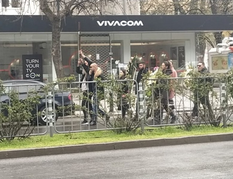 Шествие с тленните останки на Цар Киро блокира булевард в Пловдив!  СНИМКИ