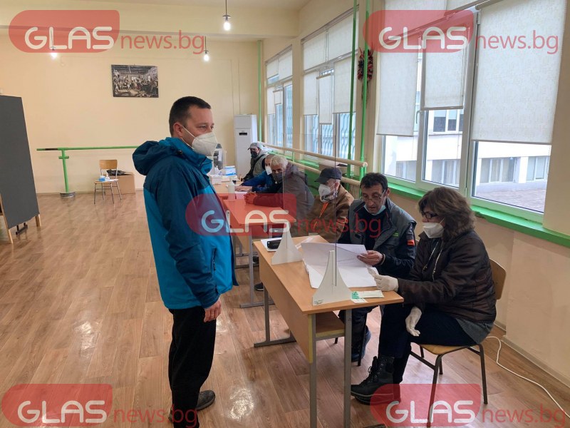 Спокойно начало на изборния ден в Пловдив, измерват температурата на избирателите ВИДЕО