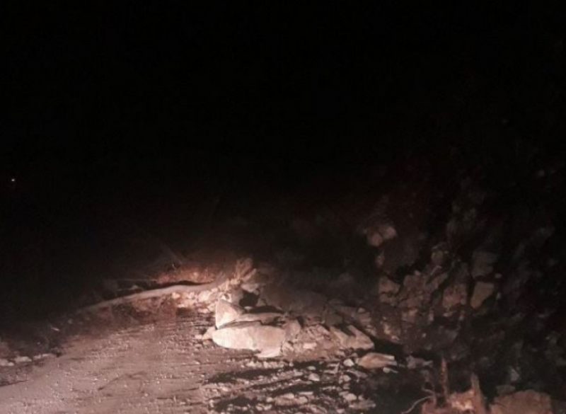 Свлачище затруднява движението около Велико Търново. Водач е самокатастрофирал