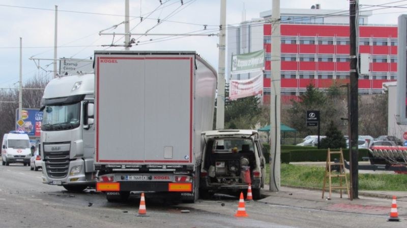 Тир запрати кола на 20 м, после се вряза в друг автомобил! Трима са ранени