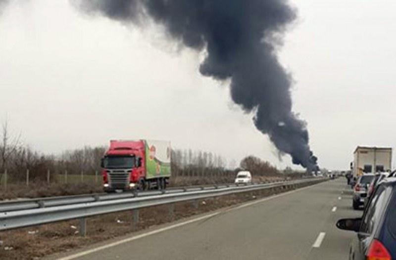 Горящ камион блокира движението по магистрала 