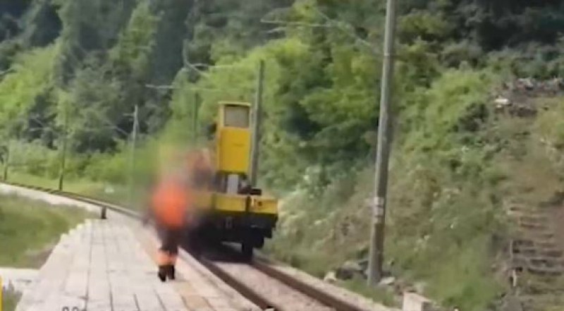 Турист снима на жп линия, железничар му взе телефона! ВИДЕО