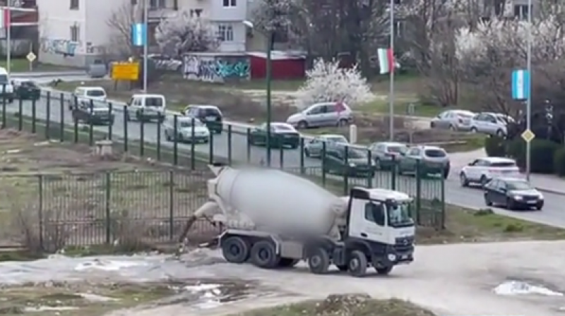 Изхвърлят бетон на зелена площ в Пловдив. Каква е причината?