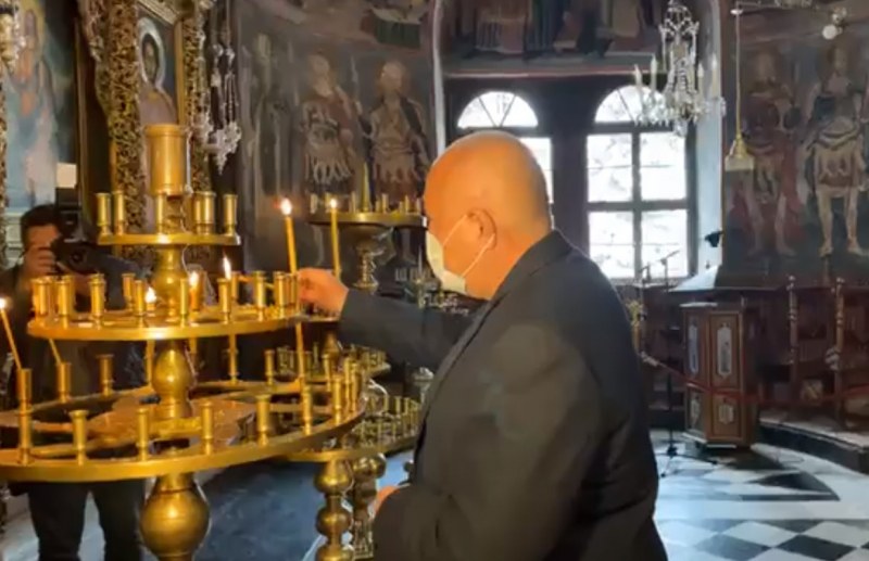 Премиерът до Рилския манастир. Извини се за пътя, който бе затворен ВИДЕО