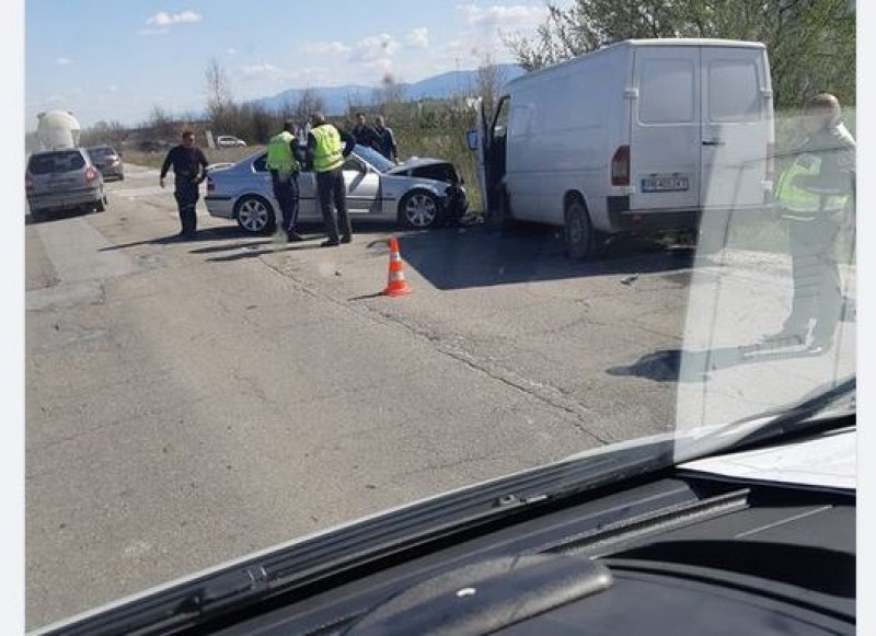 БМВ се удари челно в бус до Пловдив!