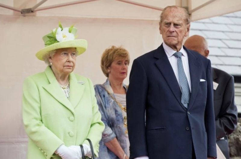 Елизабет II обявява осемдневен траур след смъртта на съпруга си Филип НА ЖИВО