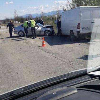 БМВ се удари челно в бус до Пловдив!