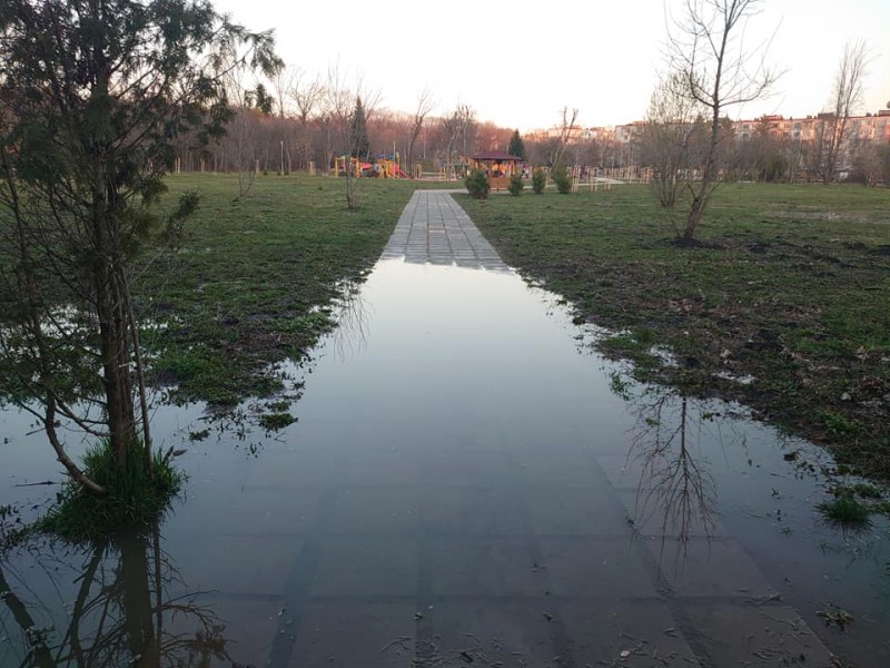 След скъпия ремонт: Северният парк в София стана езеро СНИМКИ