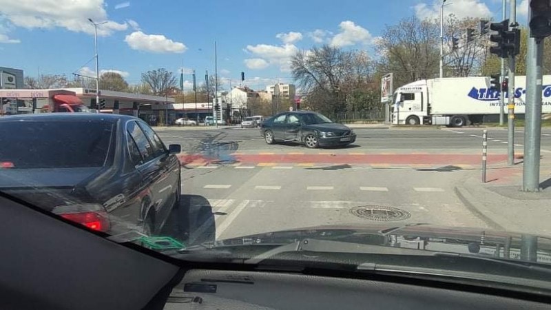 Тежък инцидент на кръстовище в Пловдив СНИМКИ и ВИДЕО