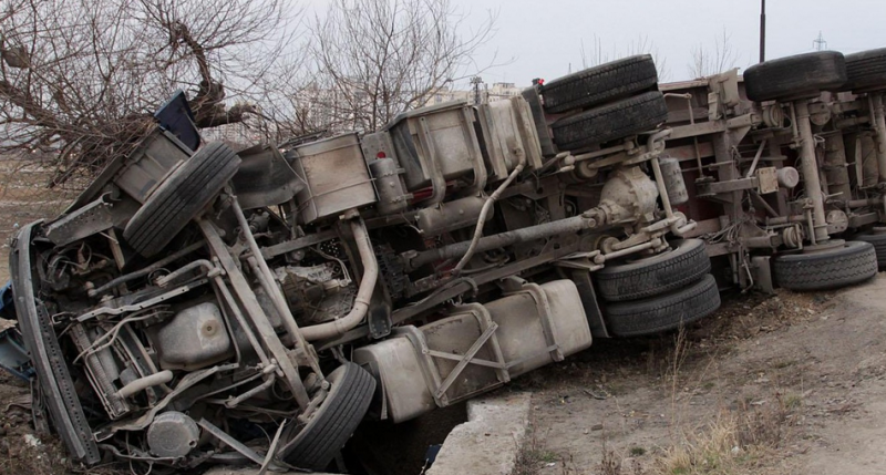 Военен камион се преобърна в Сърбия