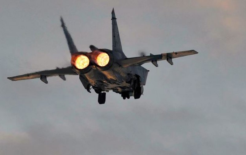 Руски изтребител бе вдигнат във въздуха заради американски самолет