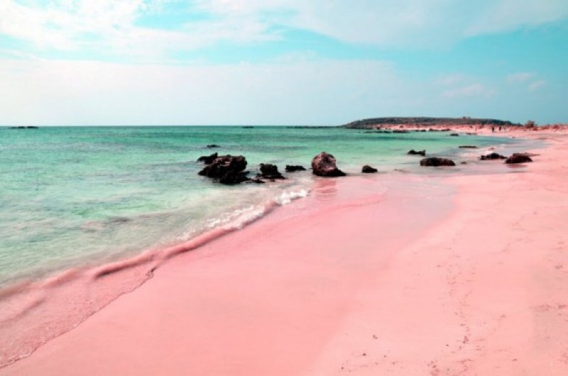 Съществува райско кътче с бисерно сини води и розов пясък СНИМКИ