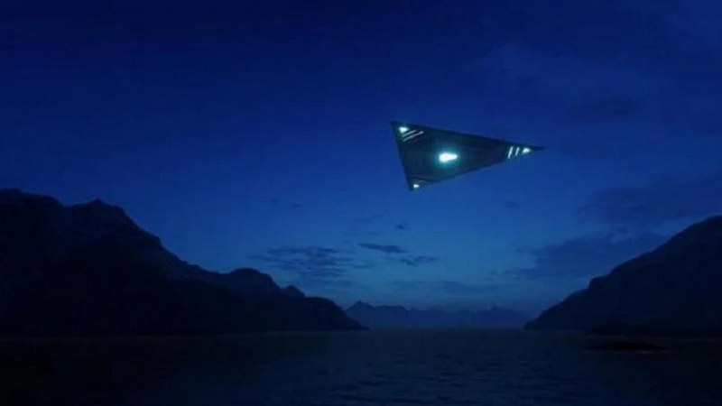 Уникално ВИДЕО – триъгълни НЛО, надвиснали над US военен кораб