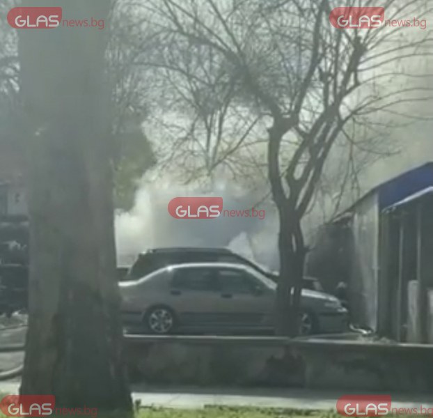 Автомобил пламна на паркинг в Пловдив СНИМКИ и ВИДЕО