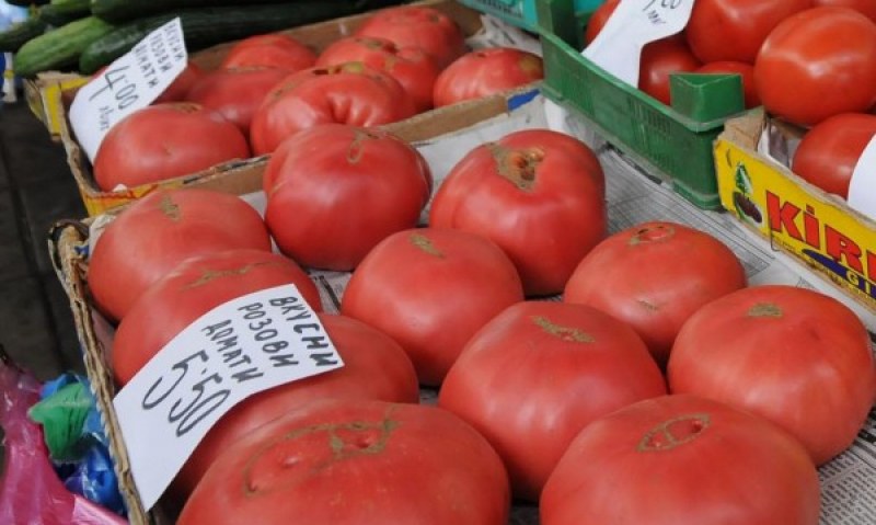 Родният домат скача два пъти от полето до магазина. По-скъп е от в ЕС
