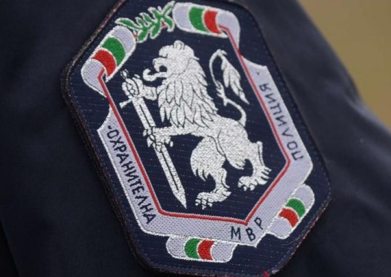 Кримка се прави на ченге, мами и обира баби в Бургас. Задържаха го