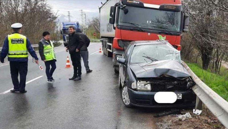 Камион и кола катастрофираха, двама души са откарани в болница