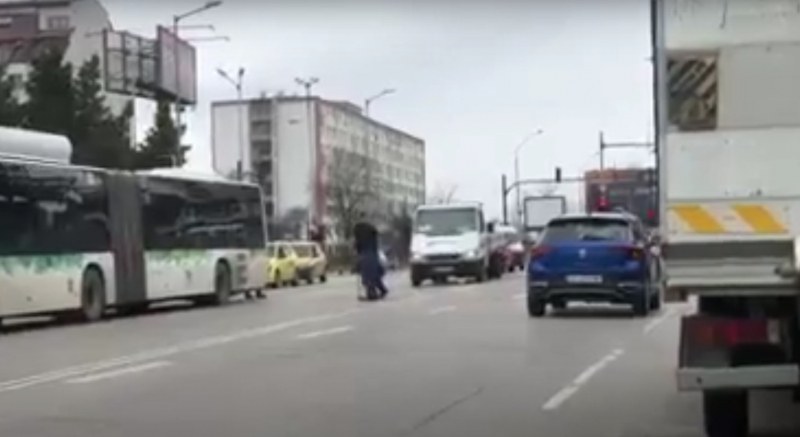 Мъж спря колата си, слезе и помогна на дядо да пресече ВИДЕО