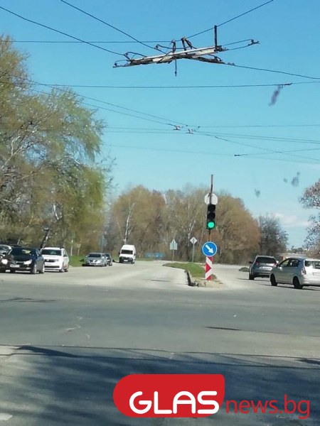 Тролейни жици паднаха в Пловдив, движението - затапено