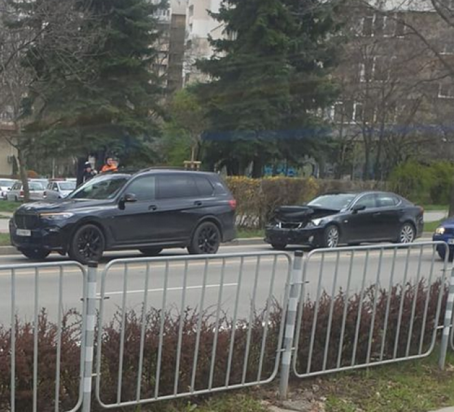 Кола е помляна след инцидент на оживен булевард в София