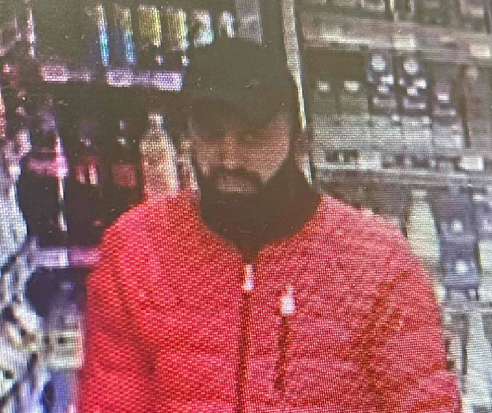Мъже крадат пари и карти от магазин в София. Собственикът ги търси