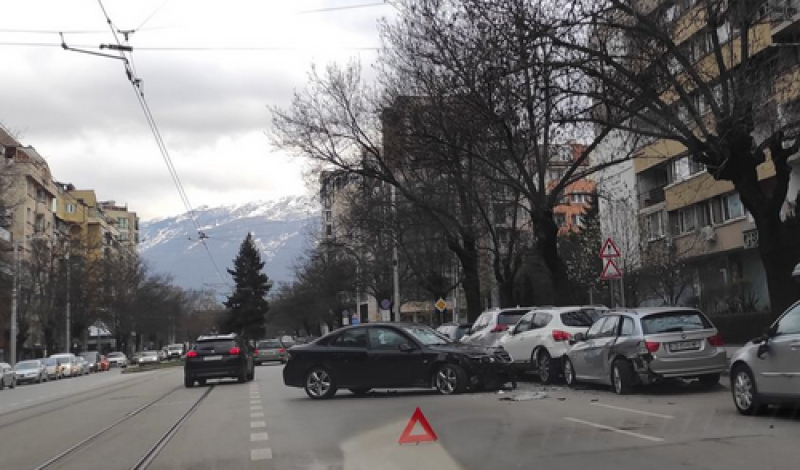 Тежка катастрофа в София: Кола помля паркирани автомобили