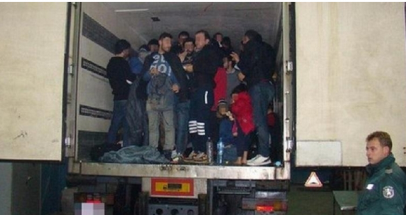 Заловиха мигранти на границата, част от тях в български камиони